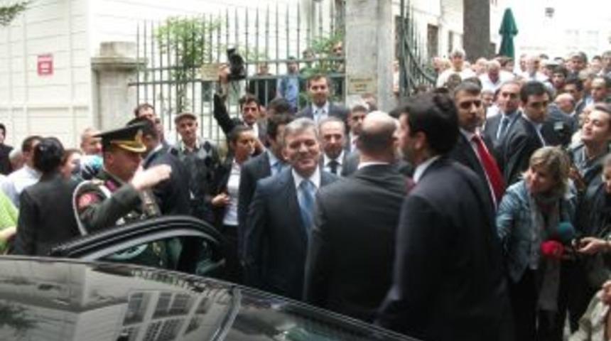 Cumhurbaşkanı G&uuml;l, &ouml;pme ısrarını geri &ccedil;evirmedi