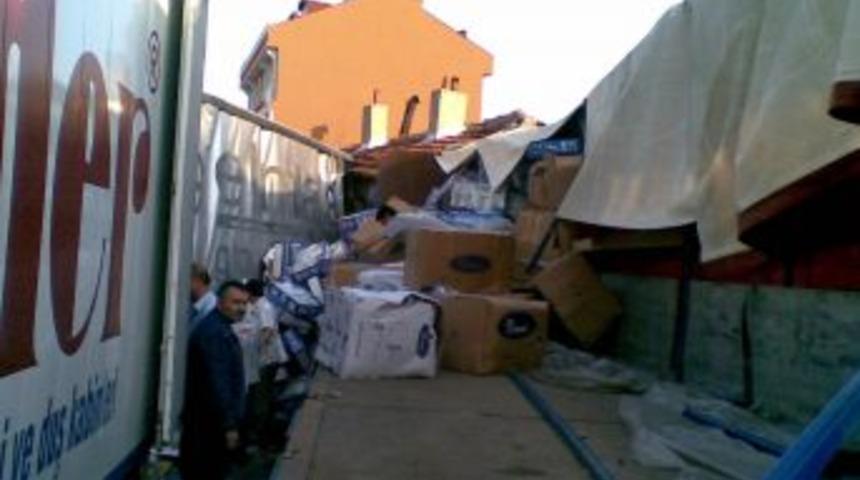 Freni patlayan tır mahalleyi savaş alanına &ccedil;evirdi