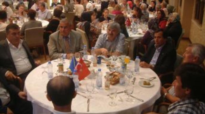 Kırım T&uuml;rkleri iftarında Kırım t&uuml;rk&uuml;leri dinlendi