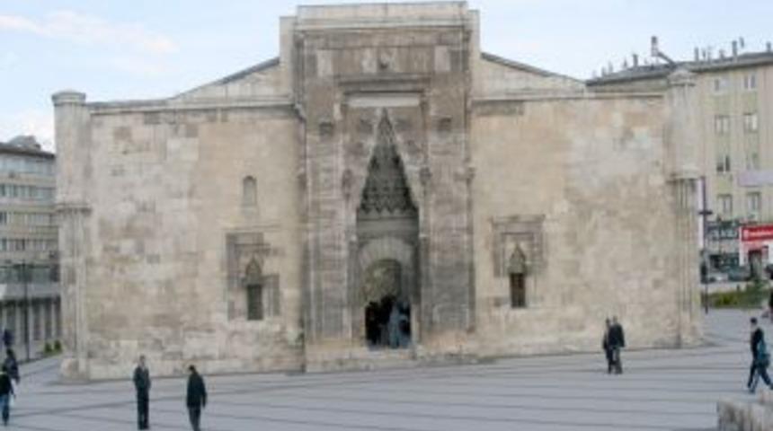 7 asırlık medrese, 5 yıl i&ccedil;erisinde ikinci kez restore edilecek