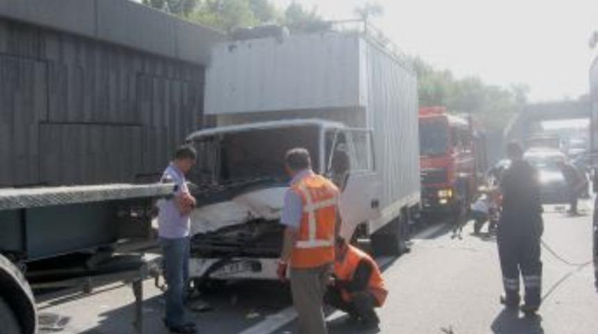 Ara&ccedil;ta sıkışan yaralıları itfaiye kurtardı