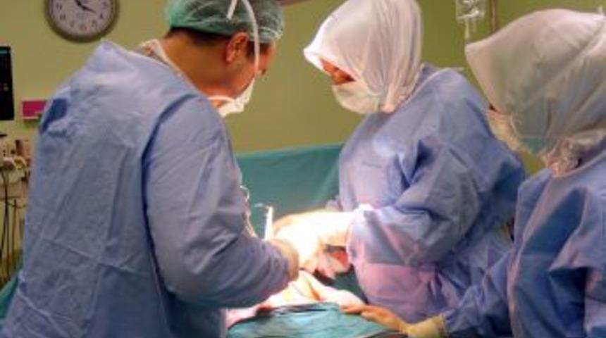 Karnından 9 kilo 300 gram ağırlığında ur &ccedil;ıktı