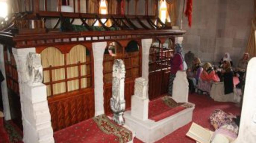 Ramazan'da tarihi camiler ve t&uuml;rbelere ziyaretler arttı