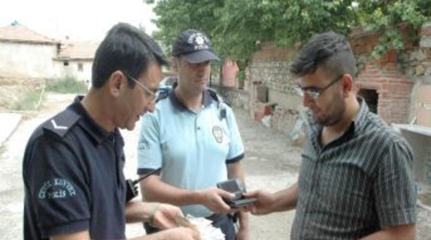 Polisler, i&ccedil;inde 500 lira bulunan c&uuml;zdanı sahibine teslim etti