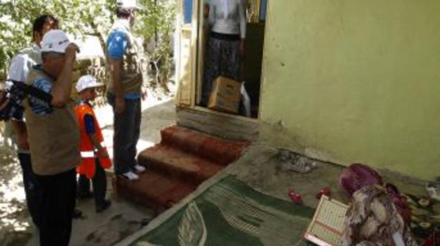 Bank Asya g&ouml;n&uuml;ll&uuml;leri, Van'da kumanya dağıttı