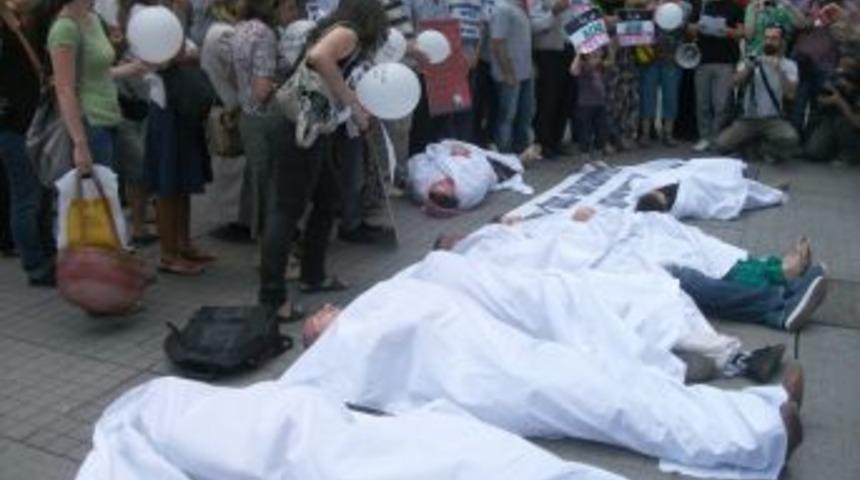 Suriye&rsquo;deki katliama kefenli protesto