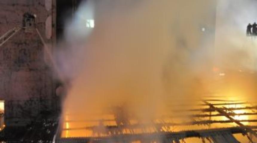 Mobilya fabrikası alev alev yandı