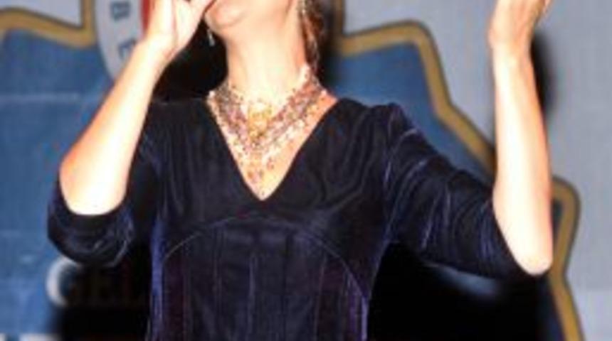 Ramazan etkinliğinde Ş&uuml;kriye Tutkun 20 bin kişiye konser verdi