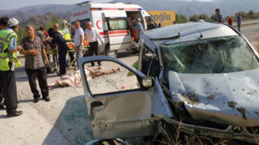 &Ccedil;orum'da trafik kazası: 2 &ouml;l&uuml;, 3 yaralı
