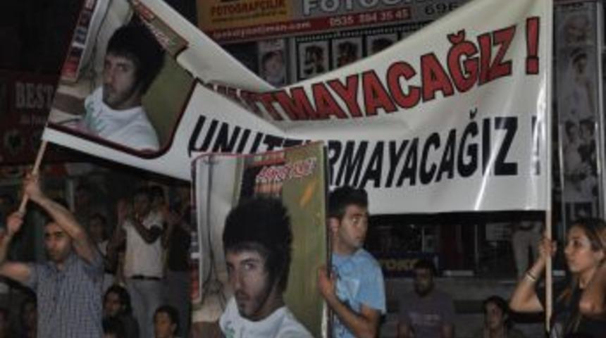 Oğlunun &ouml;ld&uuml;r&uuml;l&uuml;ş&uuml;n&uuml;n yıl d&ouml;n&uuml;m&uuml;nde adalet arıyor