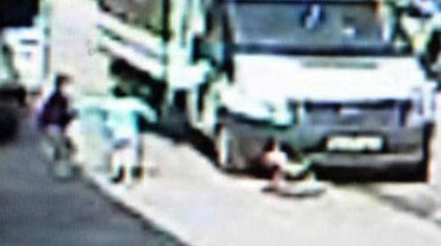 K&uuml;&ccedil;&uuml;k &ccedil;ocuk &ouml;l&uuml;me b&ouml;yle koştu