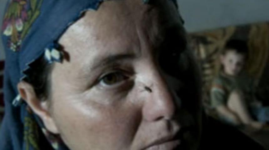 &Ccedil;ocuklarına &ccedil;&ouml;pten topladığı ekmeği yediriyor