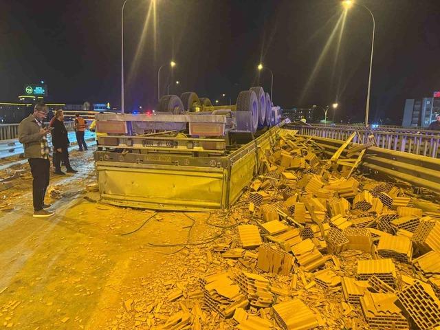 Afyonkarahisar&rsquo;da tır ile otomobiller &ccedil;arpıştı: 1 &ouml;l&uuml;, 7 yaralı 6