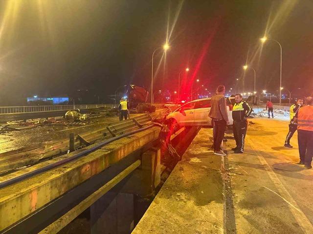 Afyonkarahisar&rsquo;da tır ile otomobiller &ccedil;arpıştı: 1 &ouml;l&uuml;, 7 yaralı 5