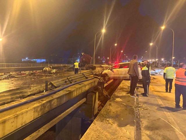 Afyonkarahisar&rsquo;da tır ile otomobiller &ccedil;arpıştı: 1 &ouml;l&uuml;, 7 yaralı 4