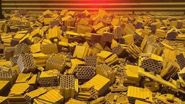 Afyonkarahisar&rsquo;da tır ile otomobiller &ccedil;arpıştı: 1 &ouml;l&uuml;, 7 yaralı 3