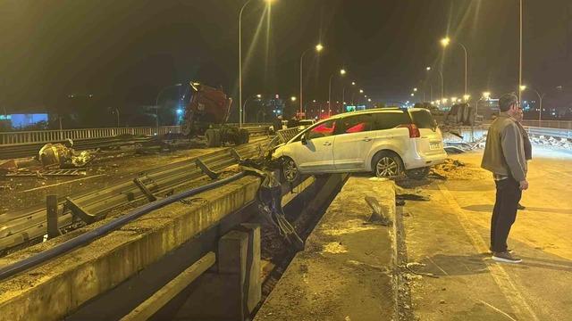 Afyonkarahisar&rsquo;da tır ile otomobiller &ccedil;arpıştı: 1 &ouml;l&uuml;, 7 yaralı 2