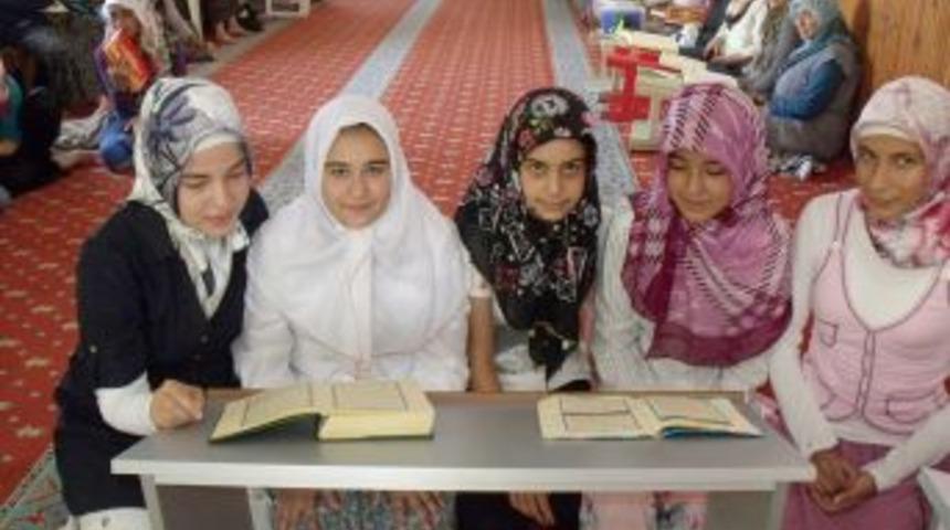 Ramazan ayı yaz Kur&rsquo;an kurslarına ilgiyi artırdı
