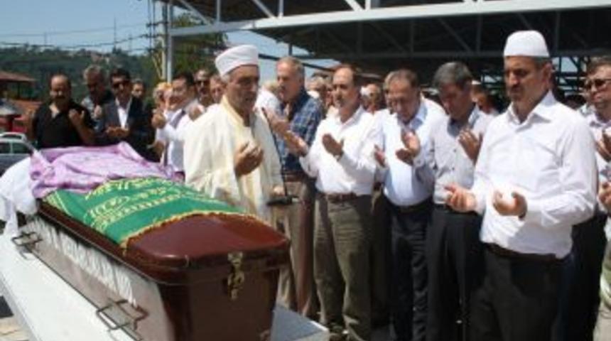 Ali Uzun'un eşi son yolculuğuna uğurlandı