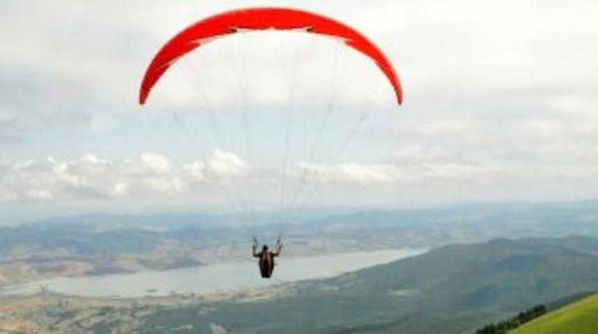 Akdağ Kayak Merkezi yama&ccedil; paraş&uuml;t&ccedil;&uuml;lerini ağırladı