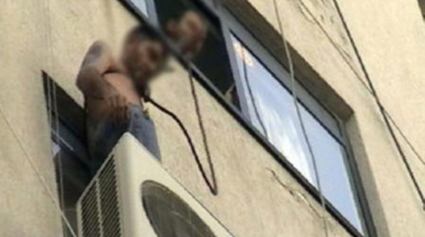 Polisten ka&ccedil;arken mahsur kaldı