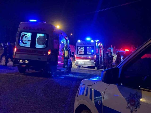 Kayseri&rsquo;de ağabey-kardeş arası bı&ccedil;aklı kavga: 2 yaralı 4