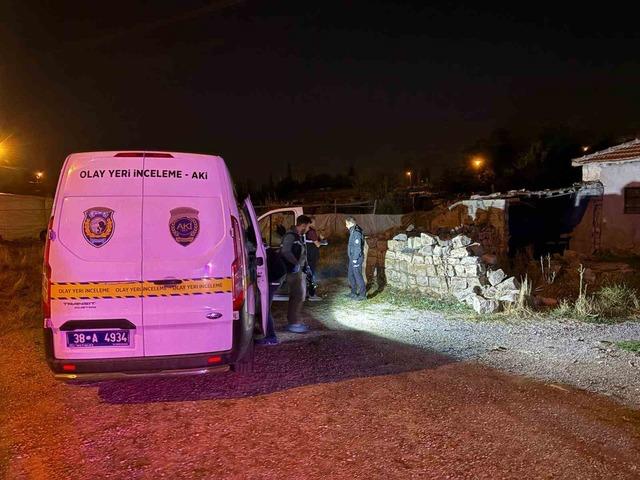Kayseri&rsquo;de ağabey-kardeş arası bı&ccedil;aklı kavga: 2 yaralı 1
