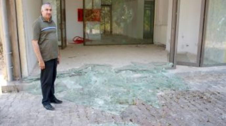 Depremzede esnaf i&ccedil;in milyonlarca liraya yapılan iş merkezleri yağmalandı