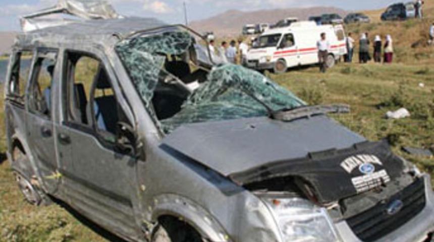 Kamyonet şarampole yuvarlandı: 2 ölü