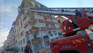 Prizden &ccedil;ıkan yangında 5 kişilik ailenin yaşadığı ev alevlere teslim oldu