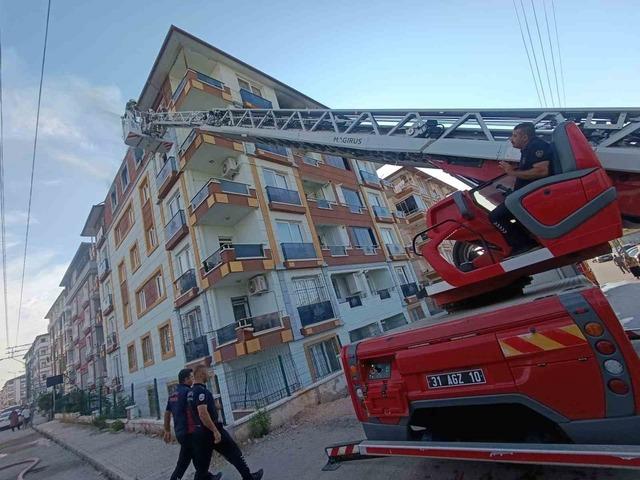 Prizden &ccedil;ıkan yangında 5 kişilik ailenin yaşadığı ev alevlere teslim oldu