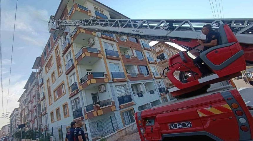 Prizden &ccedil;ıkan yangında 5 kişilik ailenin yaşadığı ev alevlere teslim oldu