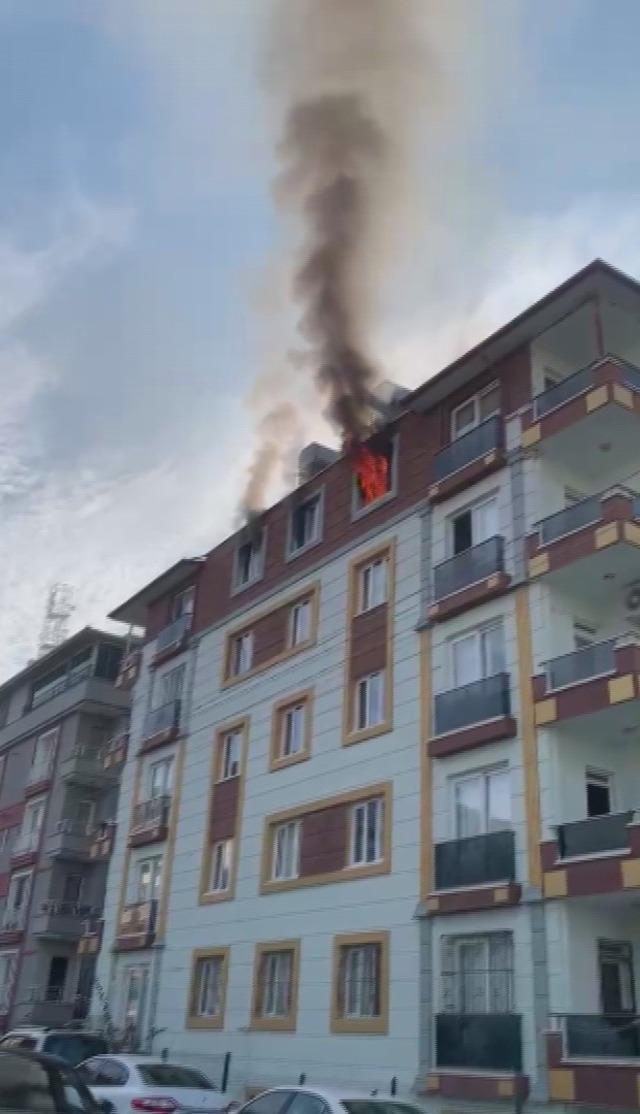 Prizden &ccedil;ıkan yangında 5 kişilik ailenin yaşadığı ev alevlere teslim oldu 4