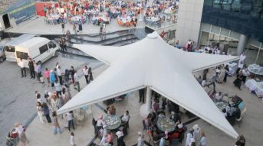 1500 kişinin davet edildiği iftara 5 bin kişi katıldı