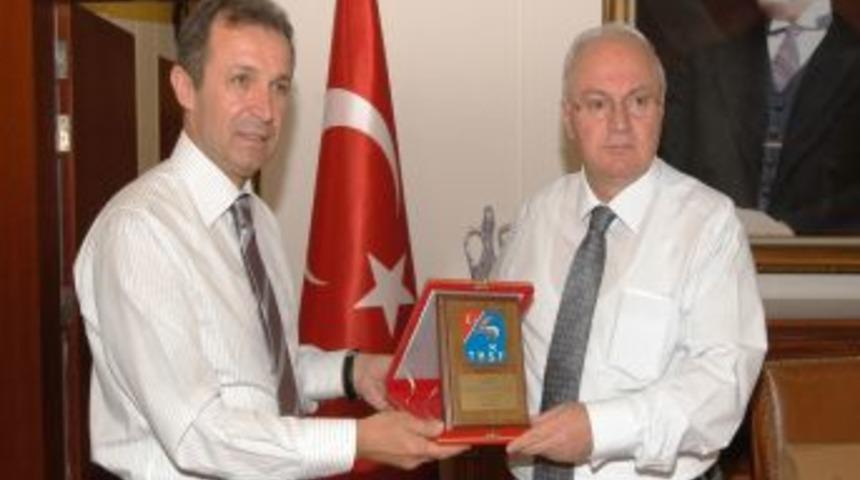 Vali Erkmen&rsquo;e THSF&rsquo;den teşekk&uuml;r plaketi