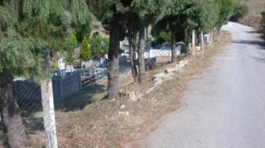 Deprem Şehitliği&rsquo;nin i&ccedil;ler acısı hali y&uuml;rek burkuyor