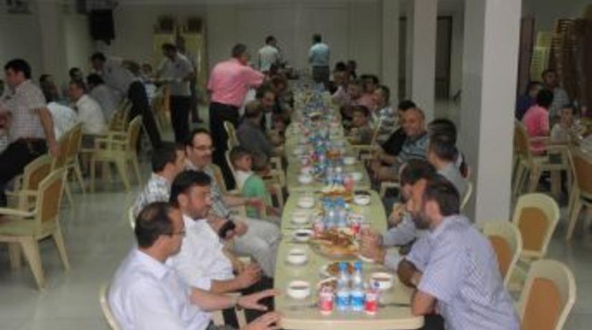 İmam hatip lisesi mezunları iftarda bir araya geldi