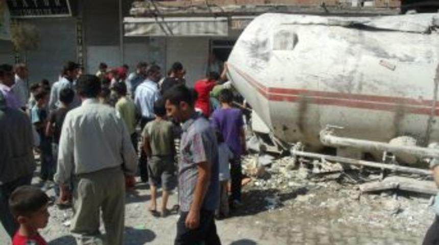 Freni patlayan tanker 8 d&uuml;kkanı yıktı