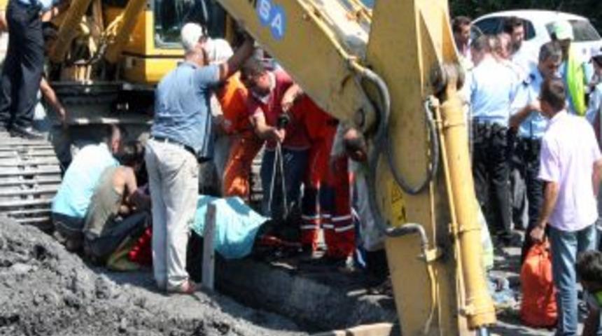 Kanalizasyon iş&ccedil;isi, g&ouml;&ccedil;&uuml;k altında &ouml;ld&uuml;