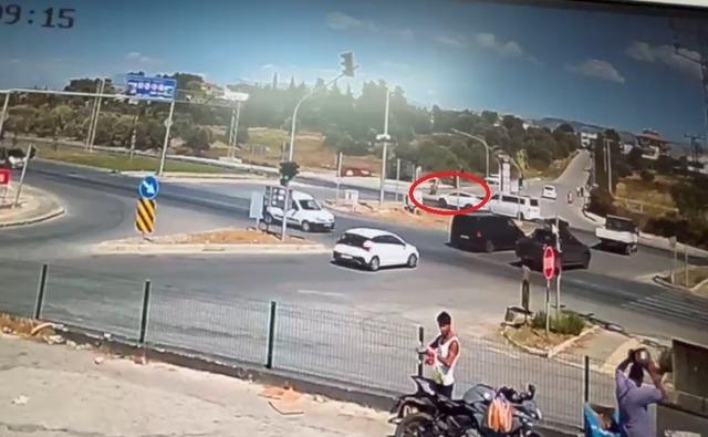 Kırmızı ışıkta ge&ccedil;en araca motosikletin &ccedil;arpma anı kamerada: 2 yaralı 1