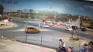 Kırmızı ışıkta geçen araca motosikletin çarpma anı kamerada: 2 yaralı