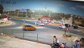Kırmızı ışıkta ge&ccedil;en araca motosikletin &ccedil;arpma anı kamerada: 2 yaralı