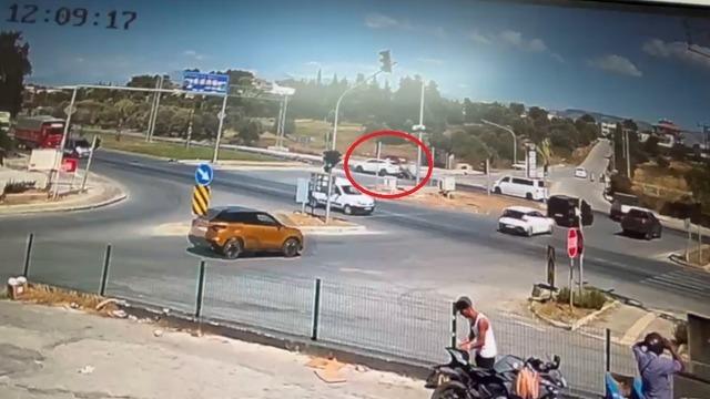 Kırmızı ışıkta geçen araca motosikletin çarpma anı kamerada: 2 yaralı