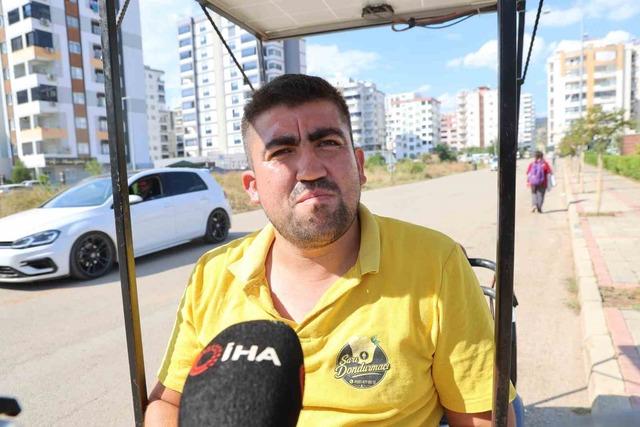 Adana sıcağını avantaja &ccedil;evirdi: Dondurma sattığı motosikletine g&uuml;neş paneli taktırdı 6