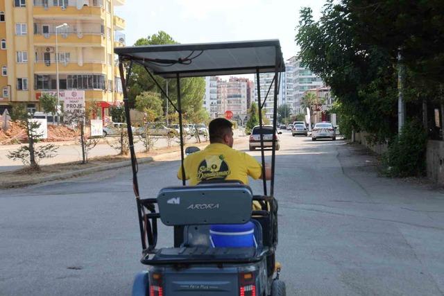 Adana sıcağını avantaja &ccedil;evirdi: Dondurma sattığı motosikletine g&uuml;neş paneli taktırdı 5