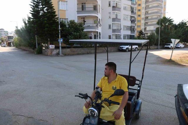 Adana sıcağını avantaja &ccedil;evirdi: Dondurma sattığı motosikletine g&uuml;neş paneli taktırdı 3