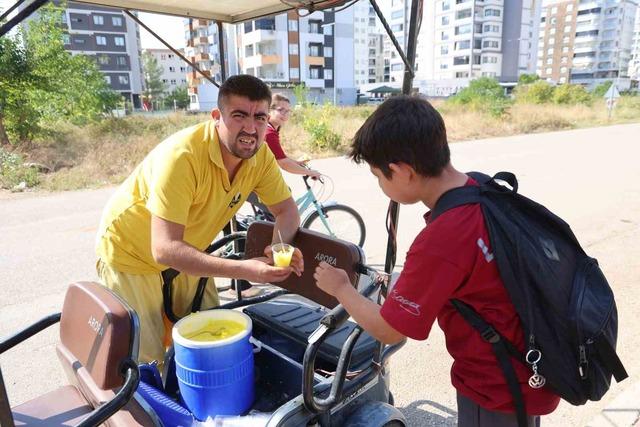 Adana sıcağını avantaja &ccedil;evirdi: Dondurma sattığı motosikletine g&uuml;neş paneli taktırdı 2