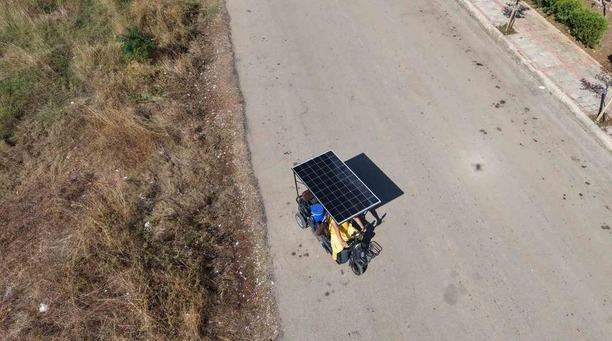 Adana sıcağını avantaja &ccedil;evirdi: Dondurma sattığı motosikletine g&uuml;neş paneli taktırdı