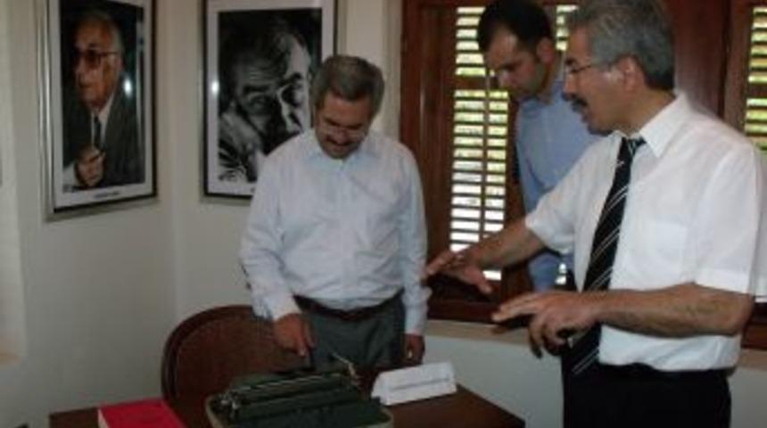 Milletvekili &Uuml;n&uuml;var, kitabını Karacaoğlan K&uuml;t&uuml;phanesinde imzalayacak