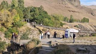 İranlı turistlerden Muradiye Şelalesi’ne büyük ilgi